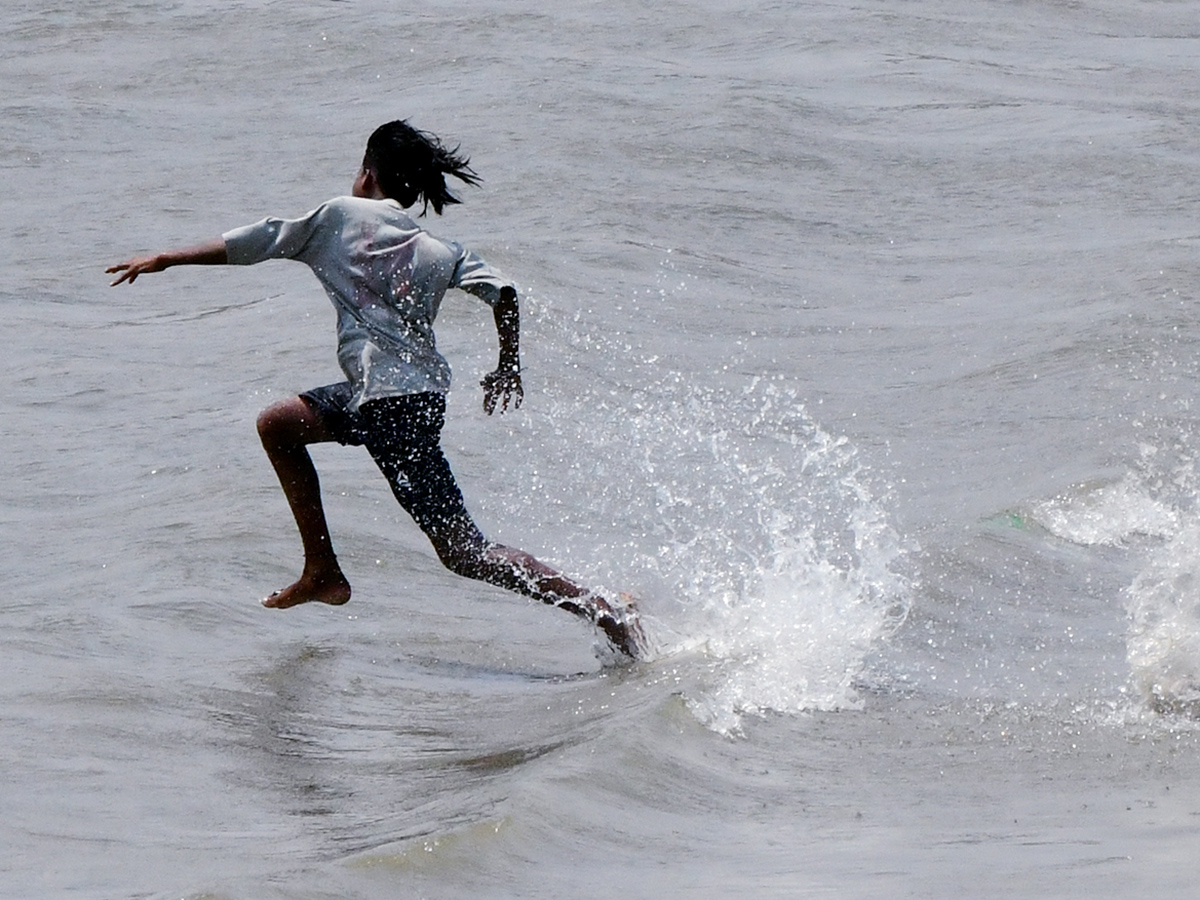 visakhapatnam rk beach photos goes viral14