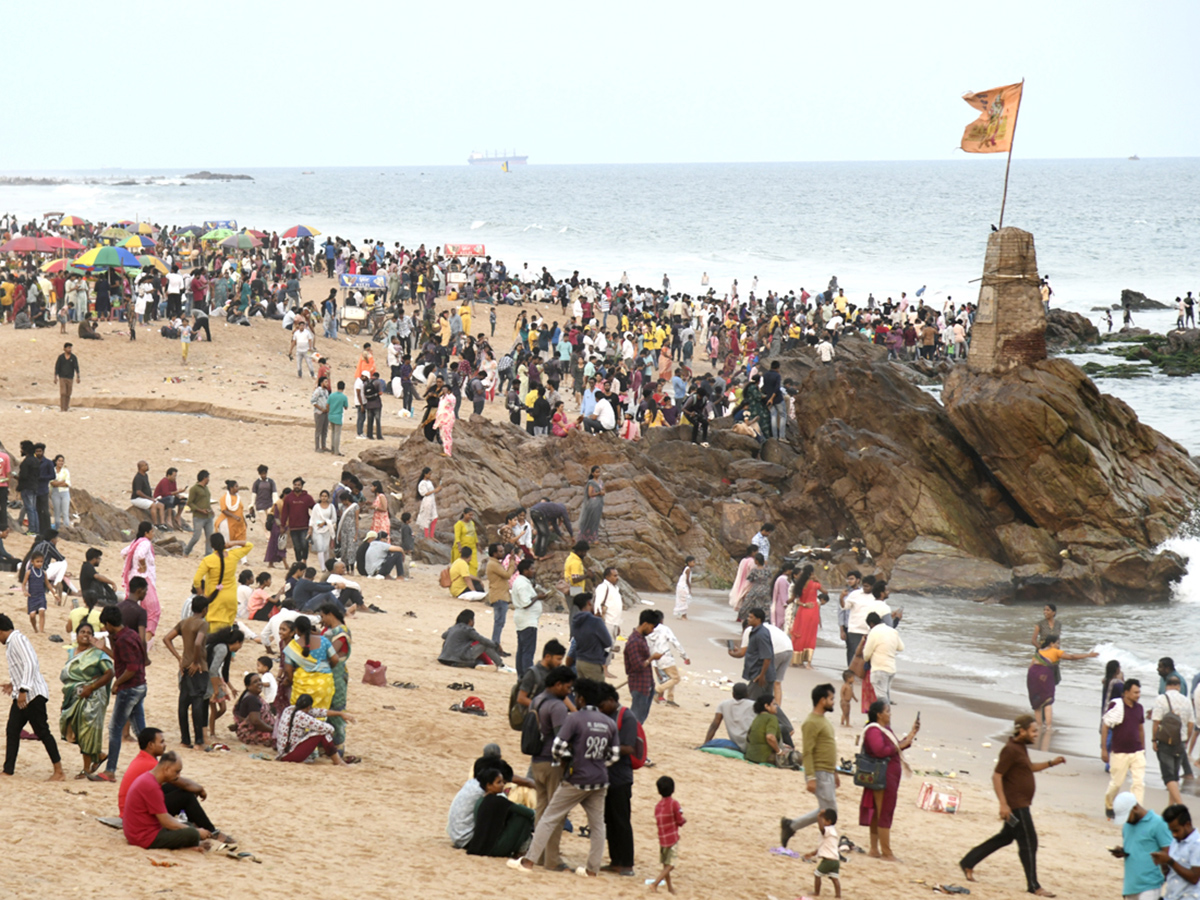 visakhapatnam rk beach photos goes viral2