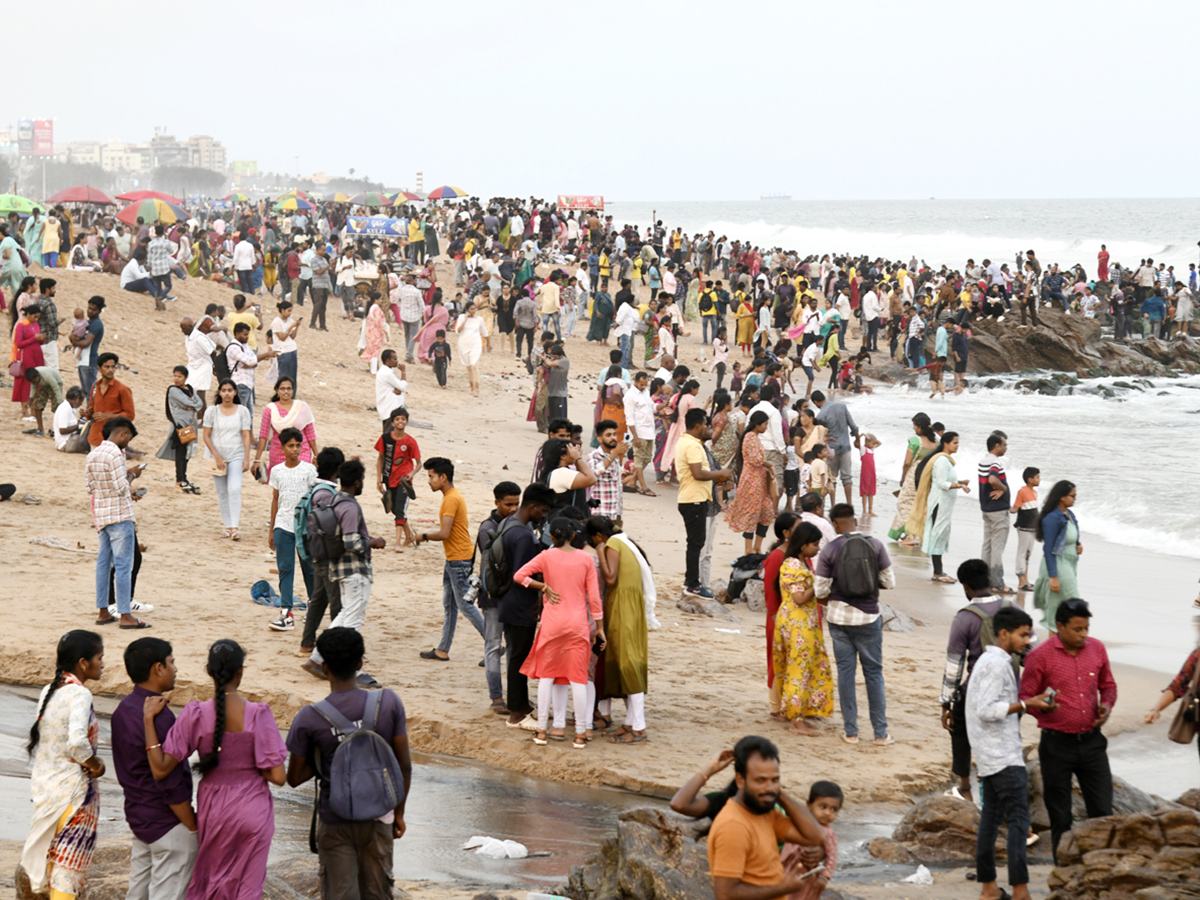 visakhapatnam rk beach photos goes viral3