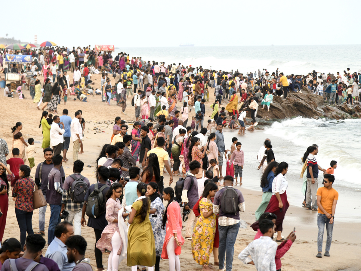 visakhapatnam rk beach photos goes viral4