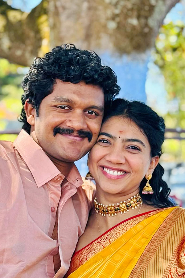 Actress Sai Pallavi and her sister,Pooja Kannan Rocks In Wedding Photos11