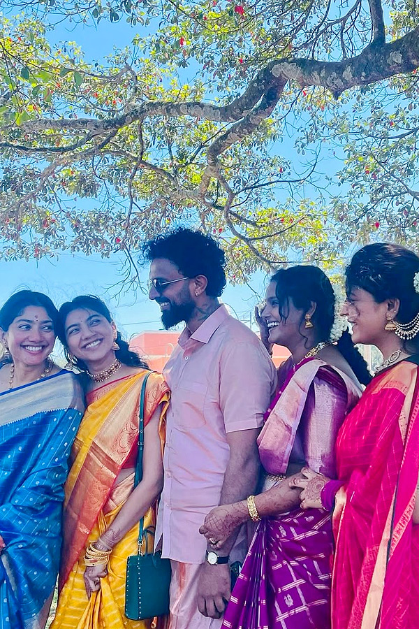 Actress Sai Pallavi and her sister,Pooja Kannan Rocks In Wedding Photos4