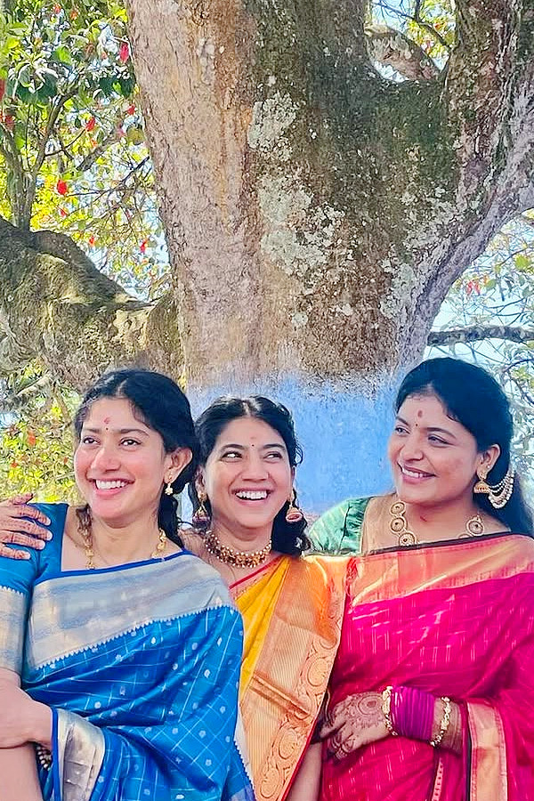 Actress Sai Pallavi and her sister,Pooja Kannan Rocks In Wedding Photos7