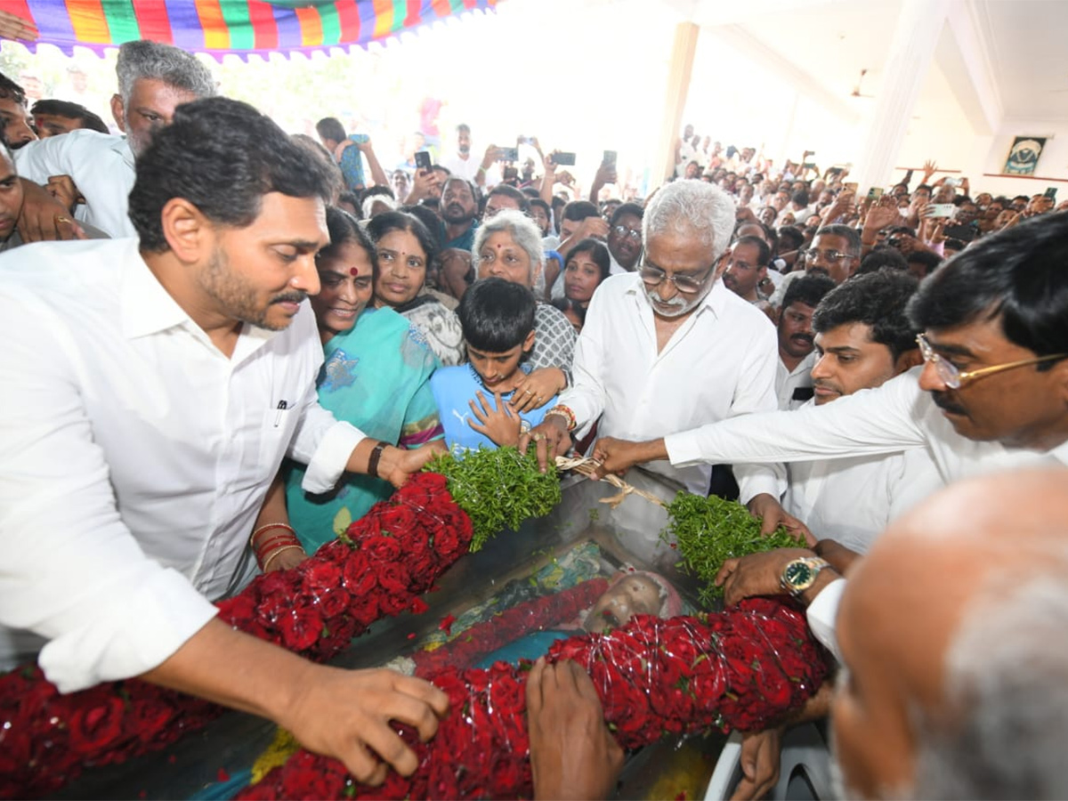 YS Jagan Tribute To YV Subba Reddy's Mother: Photos9