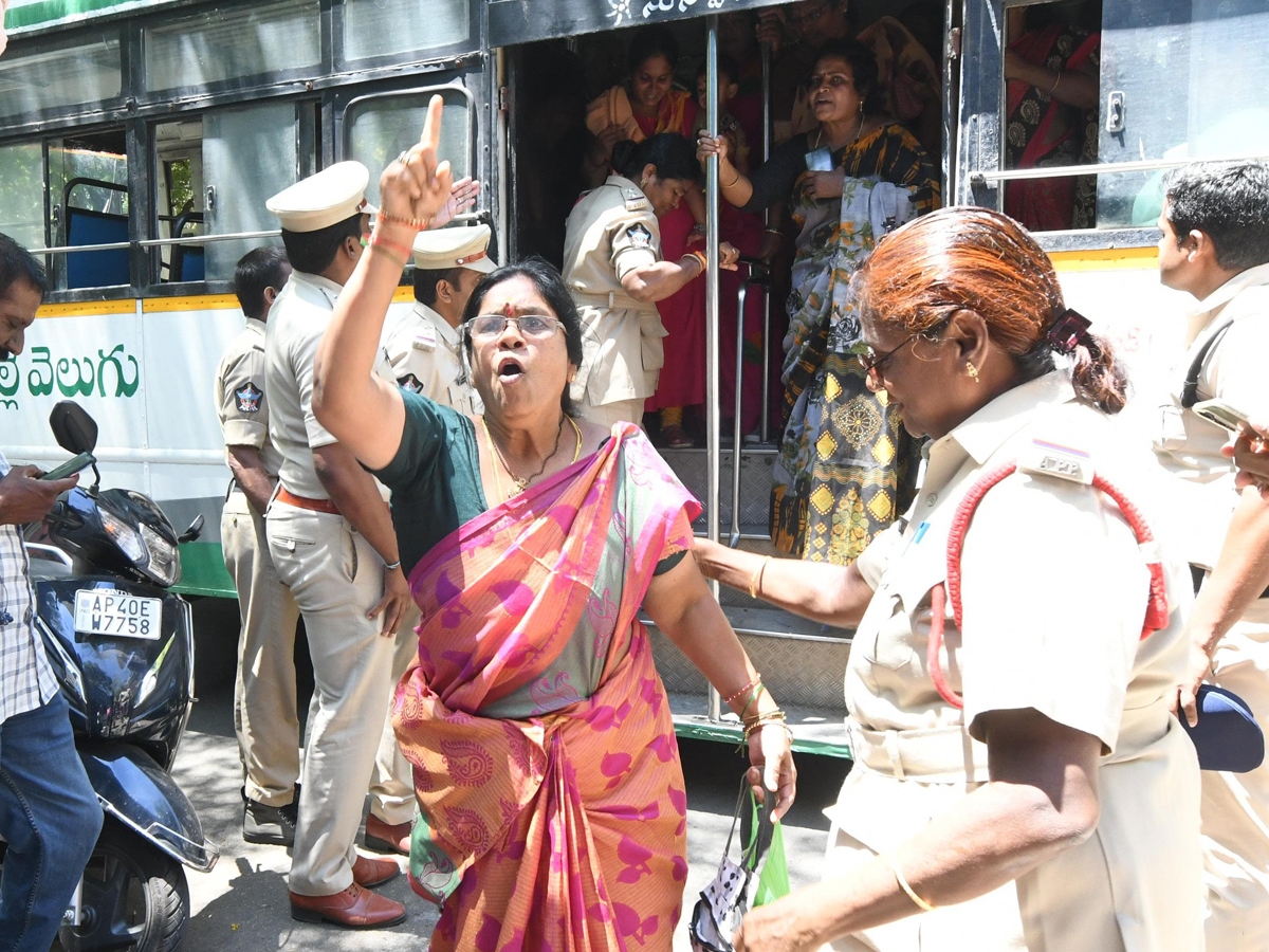 nnovative protest against the implementation of free buses in andrapradesh10