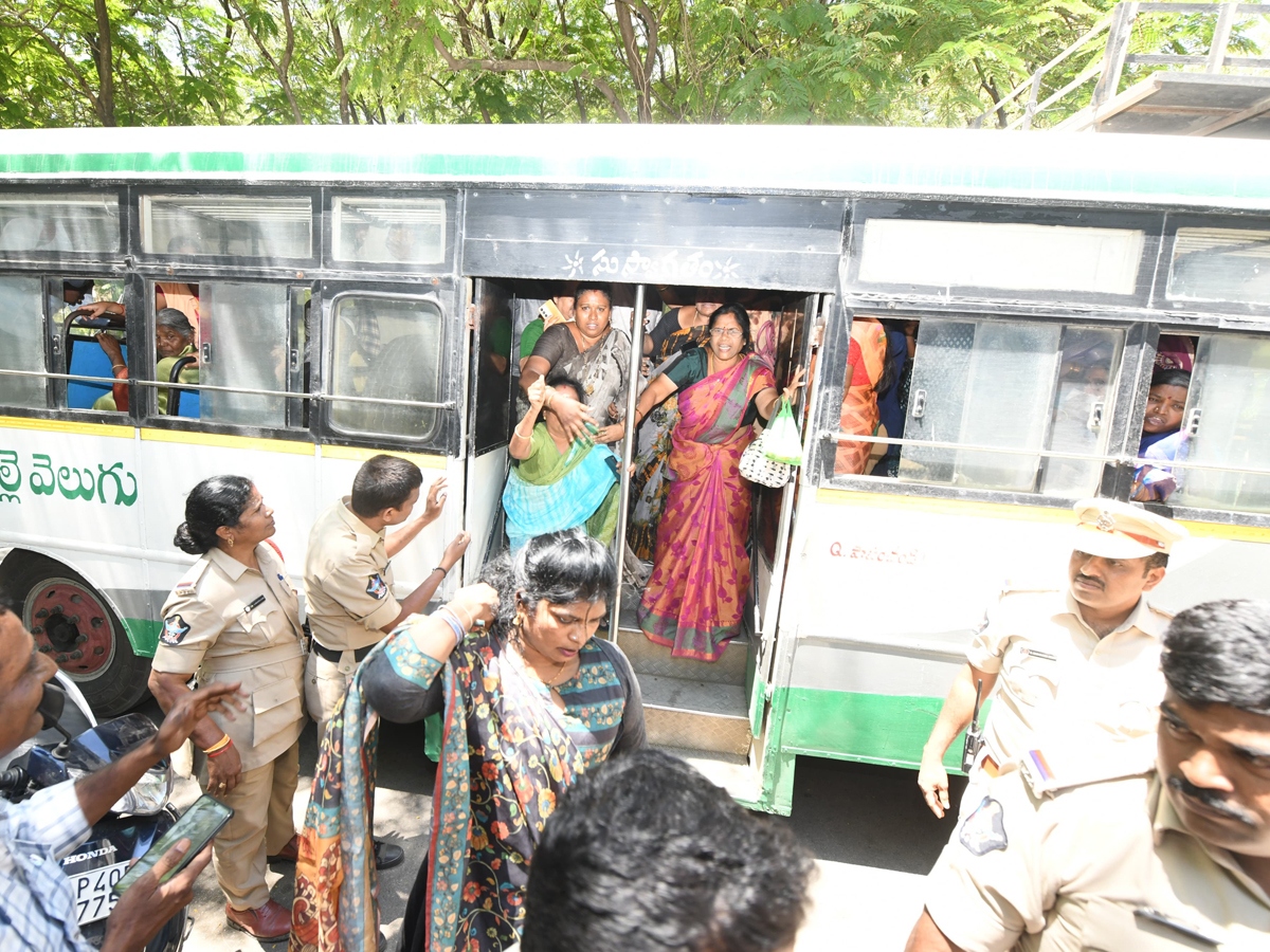 nnovative protest against the implementation of free buses in andrapradesh12