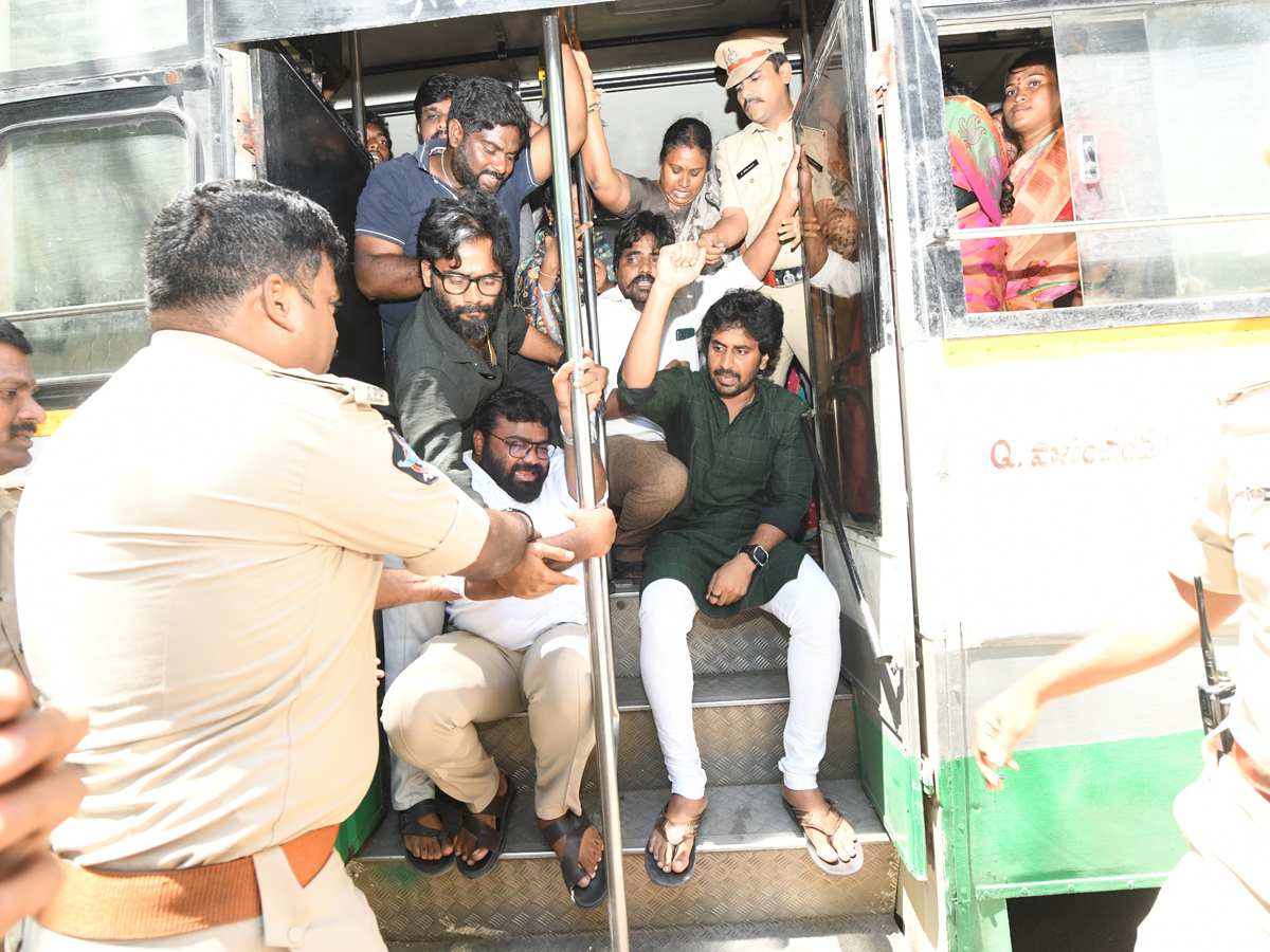 nnovative protest against the implementation of free buses in andrapradesh14