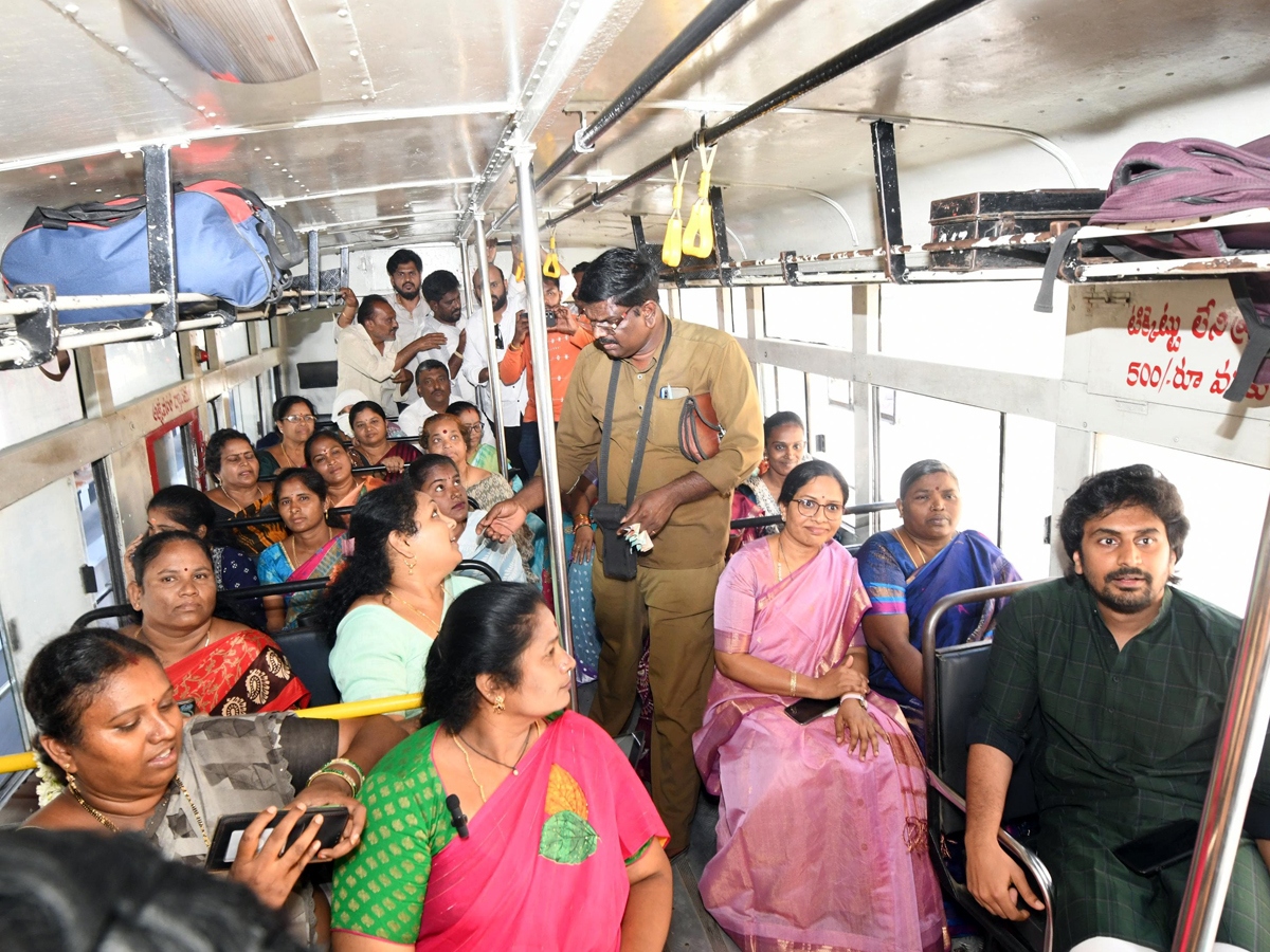 nnovative protest against the implementation of free buses in andrapradesh13