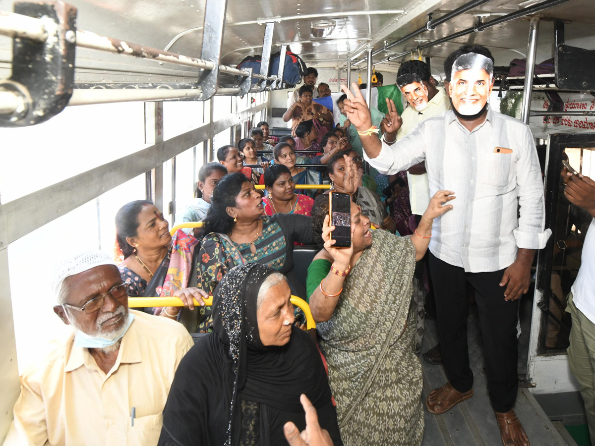 nnovative protest against the implementation of free buses in andrapradesh3