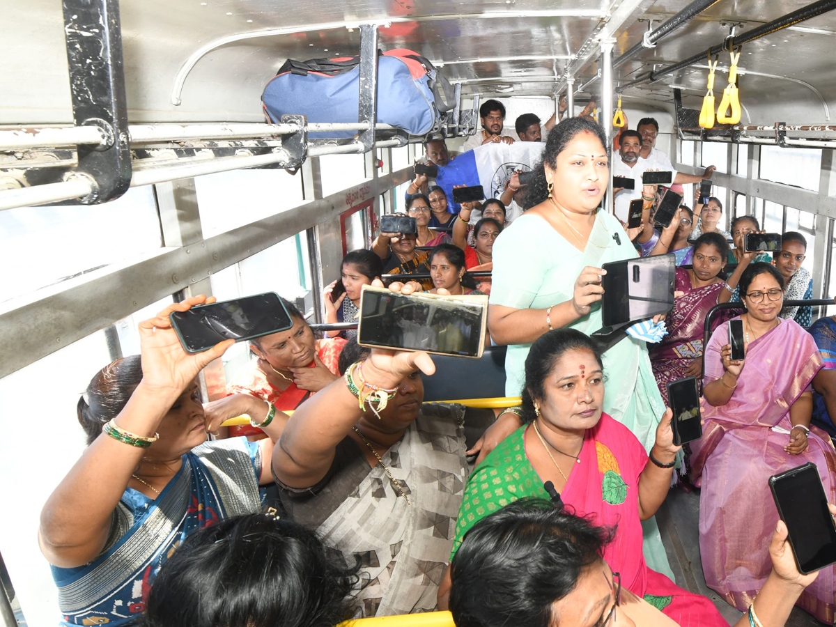 nnovative protest against the implementation of free buses in andrapradesh6