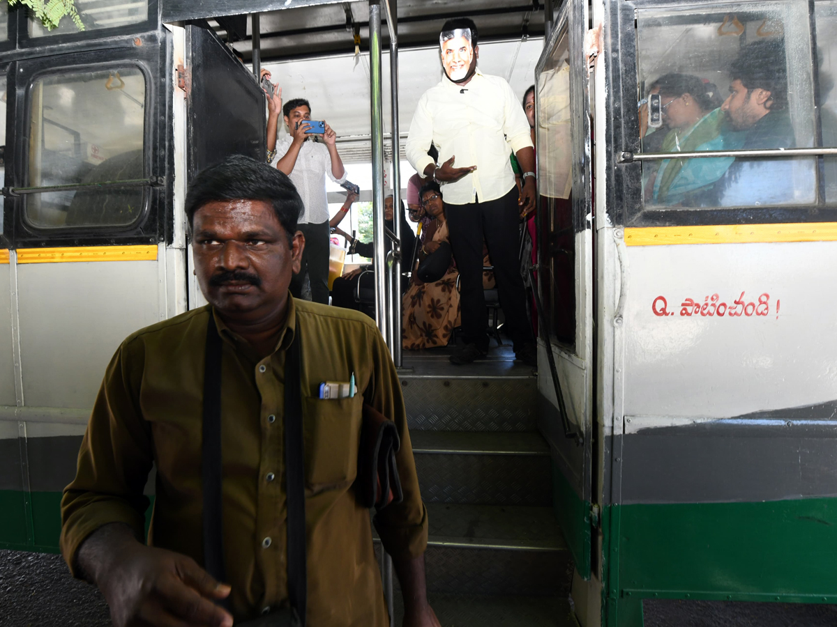 nnovative protest against the implementation of free buses in andrapradesh7