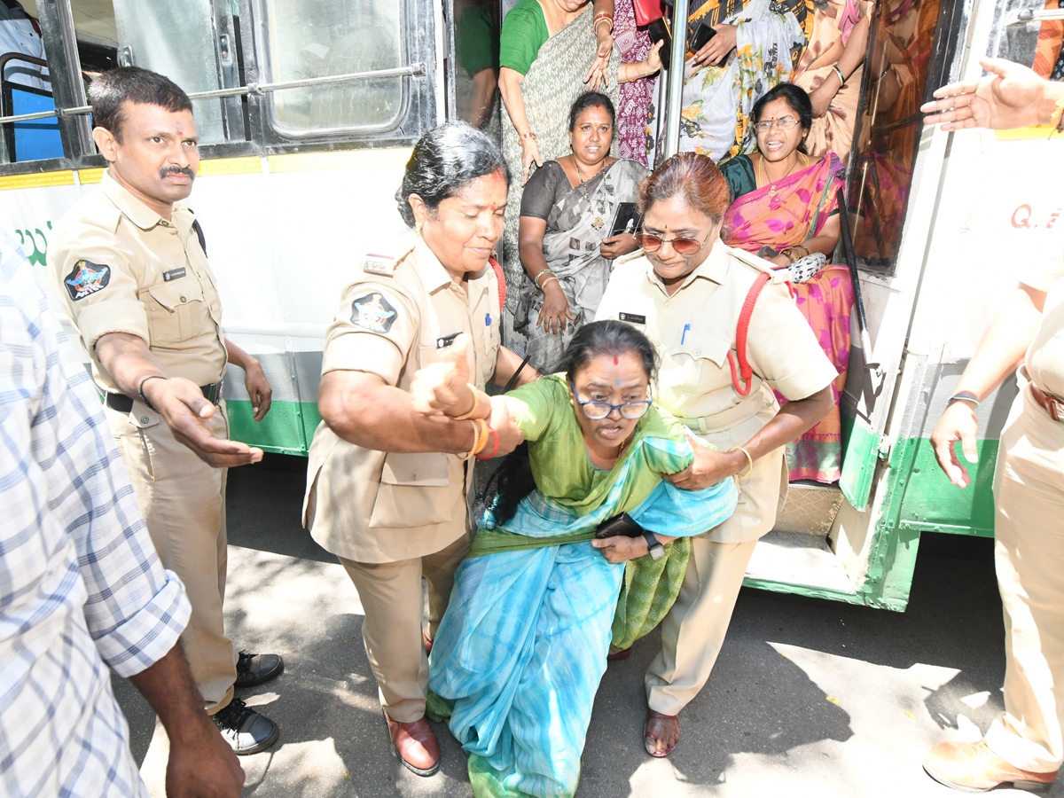 nnovative protest against the implementation of free buses in andrapradesh9