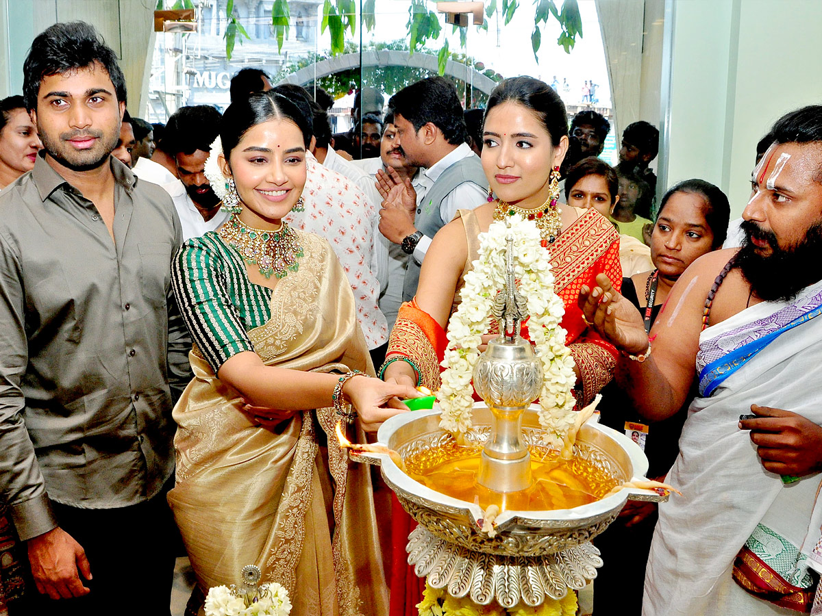 Actress Anupama Parameswaran Inaugurated Jewellery SHop at Nellore Photos3