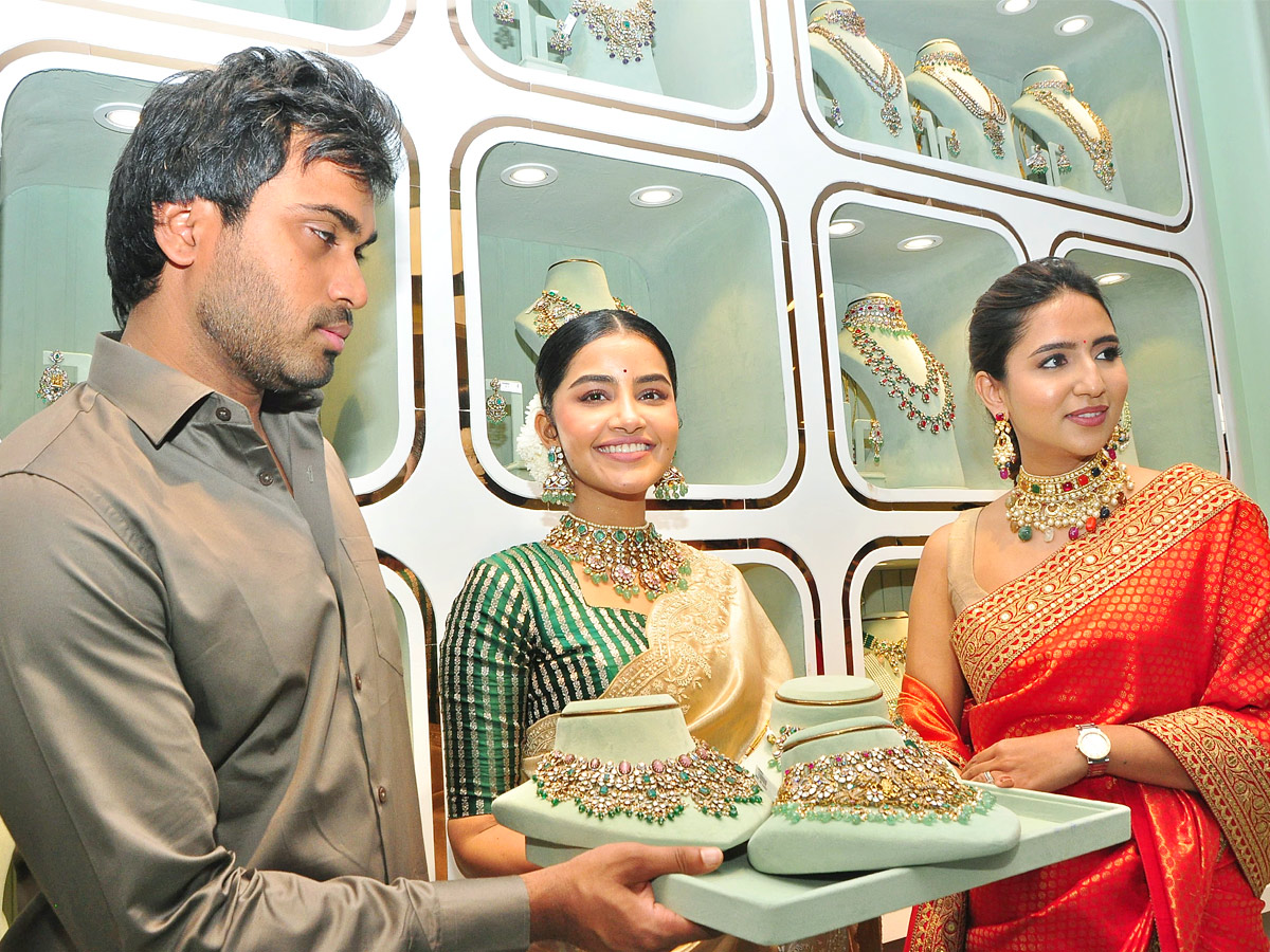 Actress Anupama Parameswaran Inaugurated Jewellery SHop at Nellore Photos4