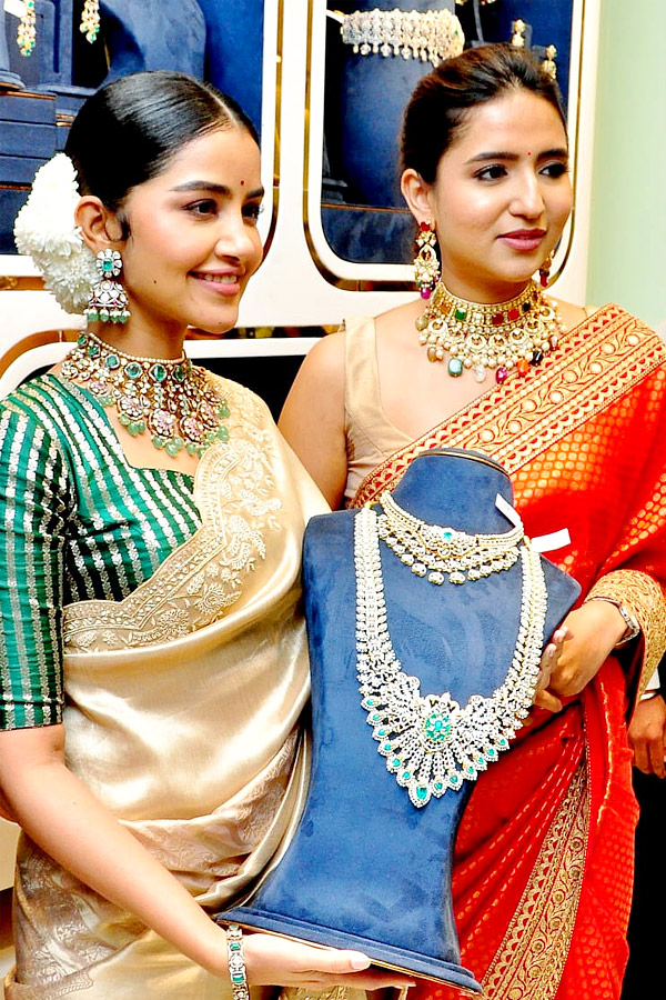 Actress Anupama Parameswaran Inaugurated Jewellery SHop at Nellore Photos5