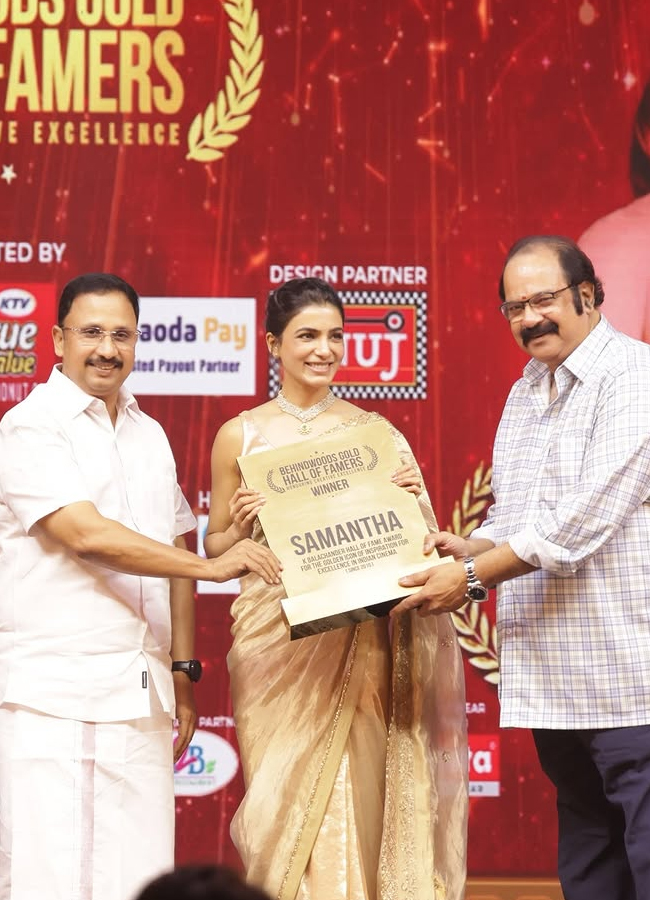 Samantha who completed 15 years also won an award6