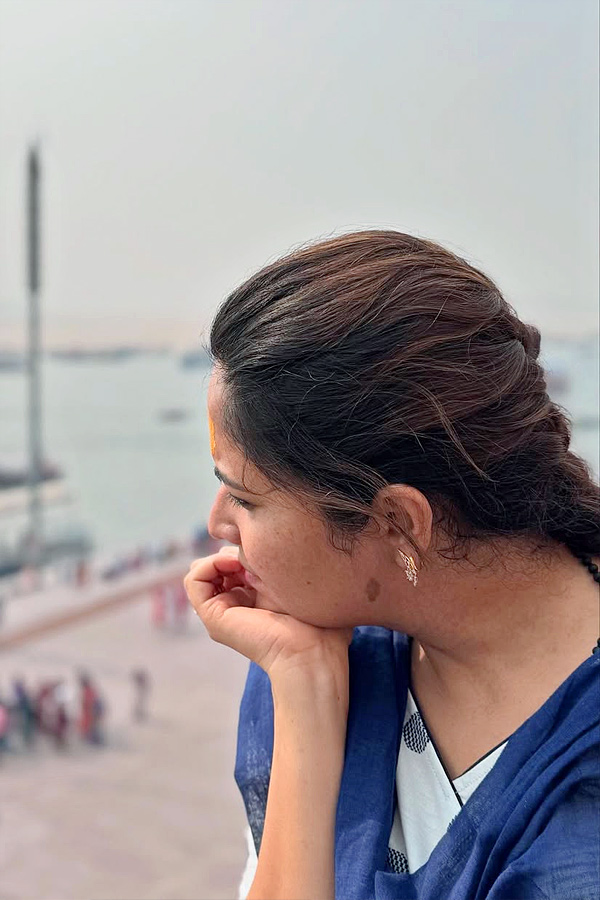 Actress Anasuya visits Varanasi with Her family Photos6
