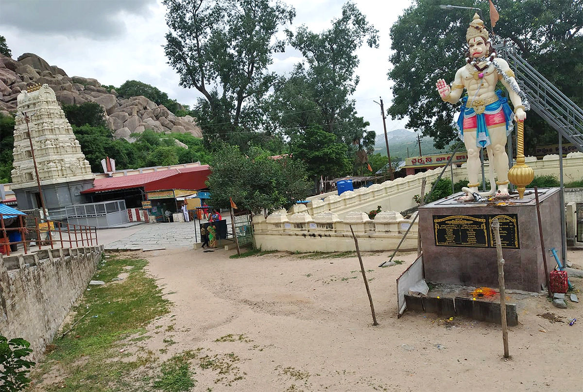 Ardhagiri Veeranjaneya Swamy Temple at Aragonda, Chittoor District: Photos4