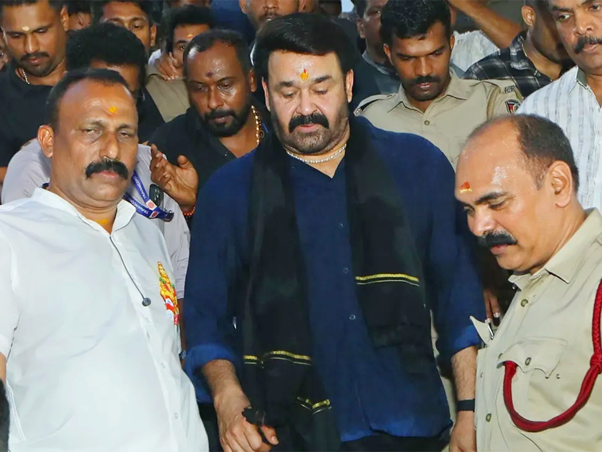 Mohanlal visits Sabarimala Temple photos goes viral10