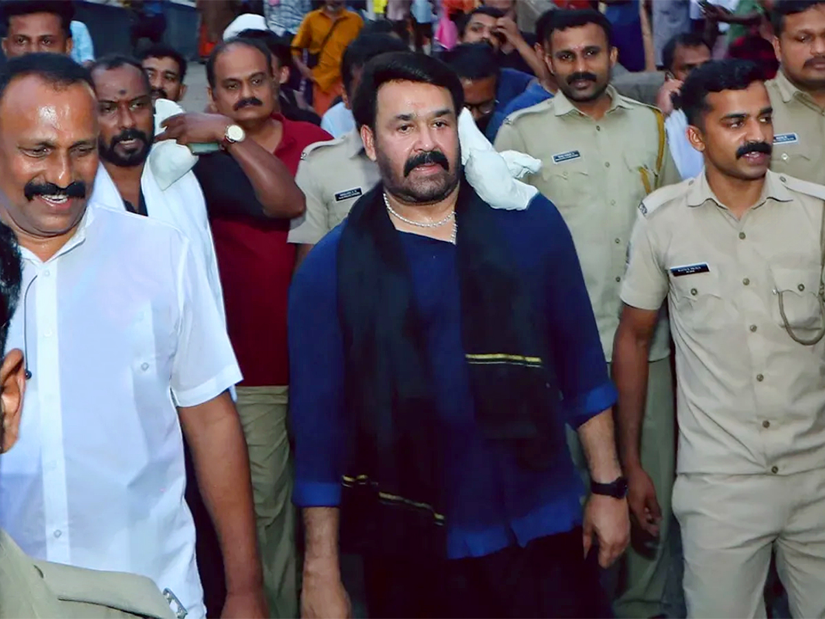 Mohanlal visits Sabarimala Temple photos goes viral11