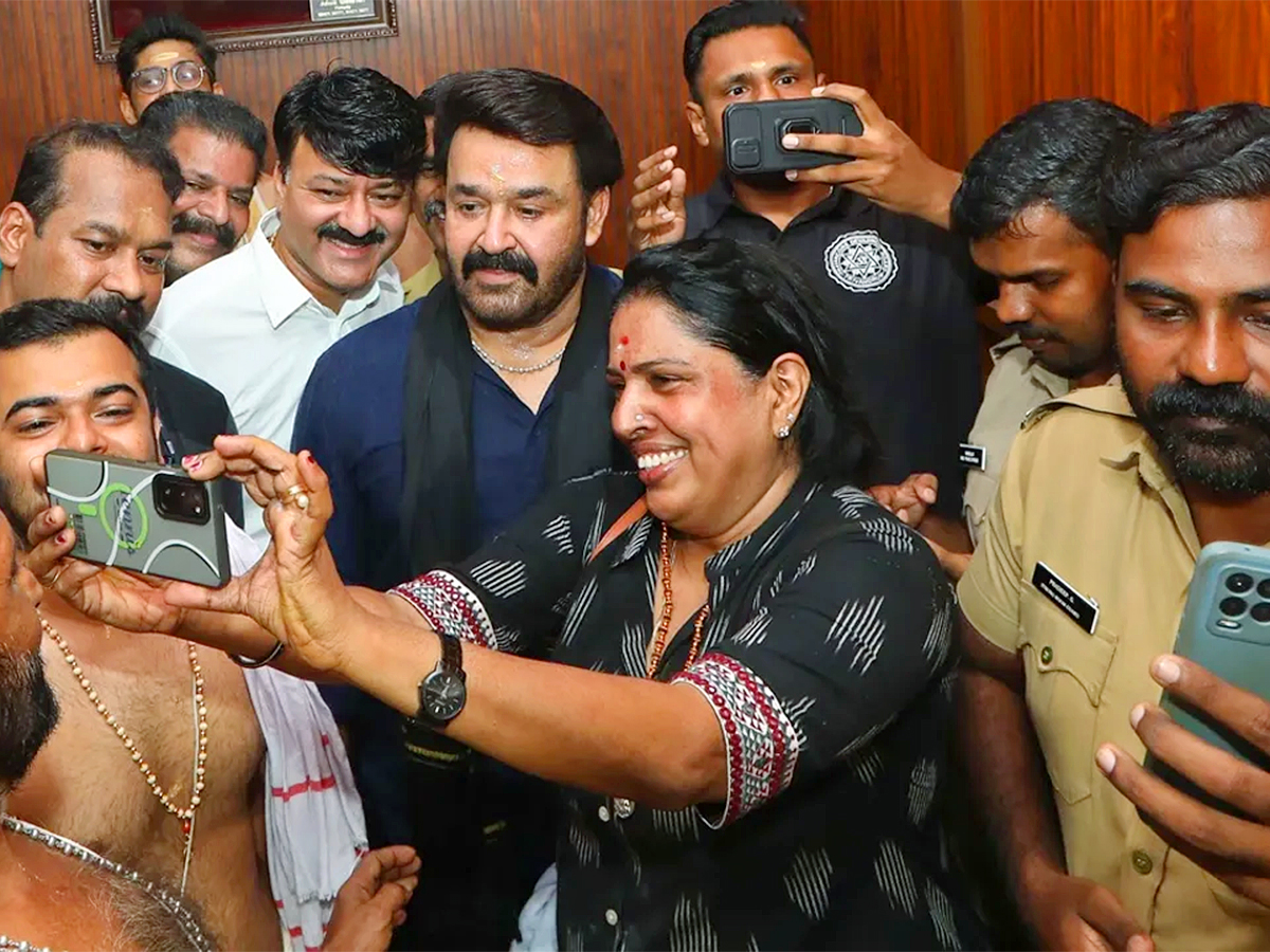 Mohanlal visits Sabarimala Temple photos goes viral13