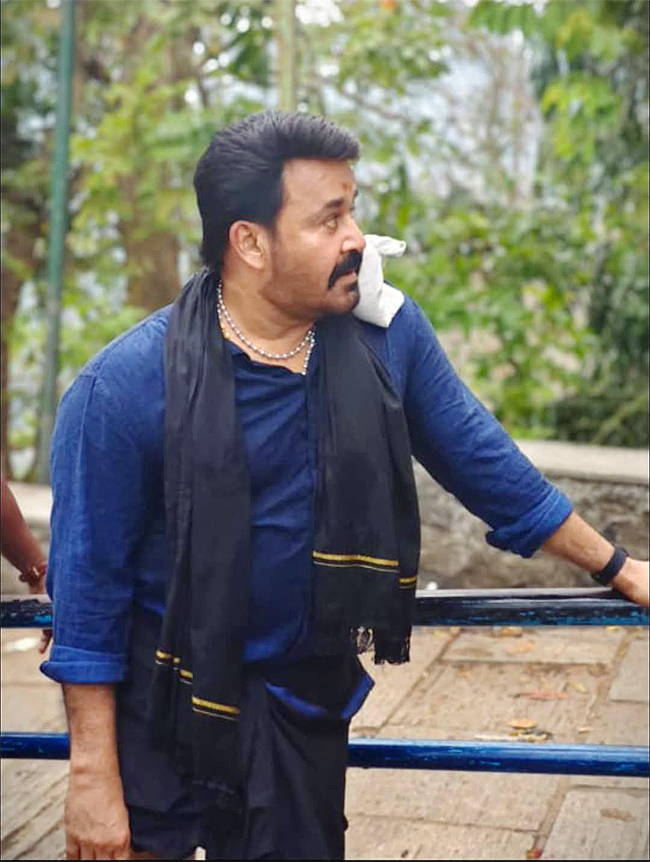 Mohanlal visits Sabarimala Temple photos goes viral2