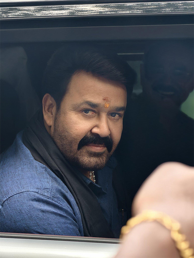 Mohanlal visits Sabarimala Temple photos goes viral5