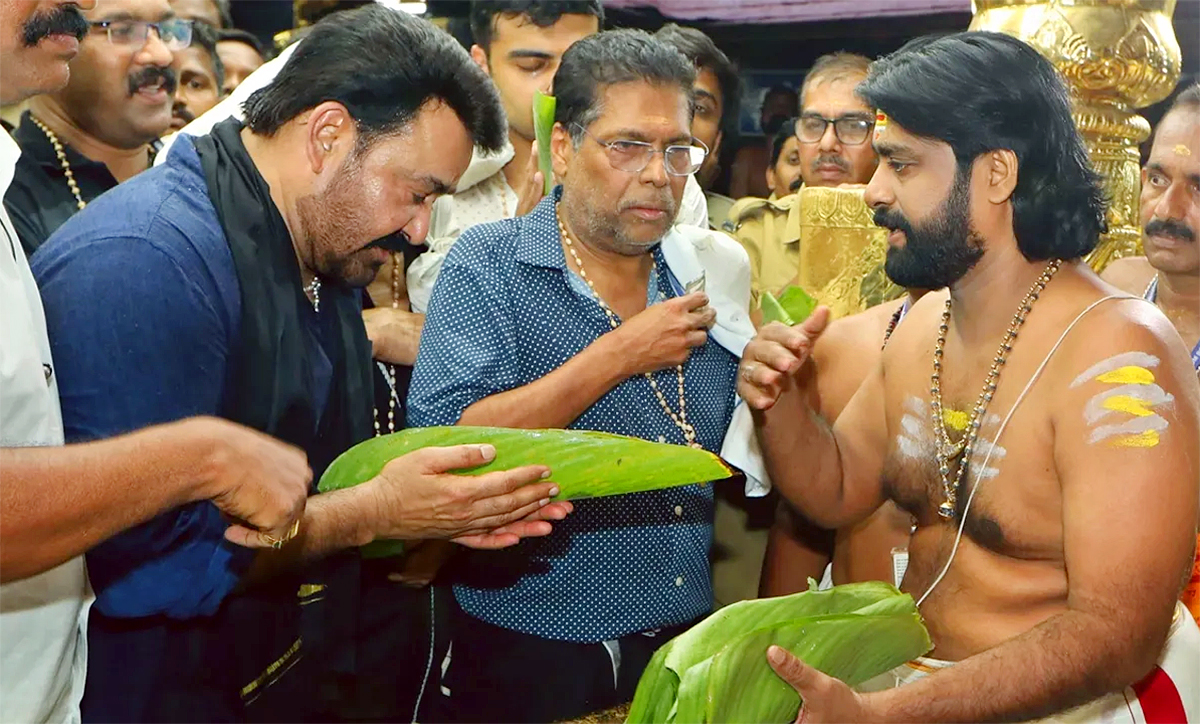 Mohanlal visits Sabarimala Temple photos goes viral6