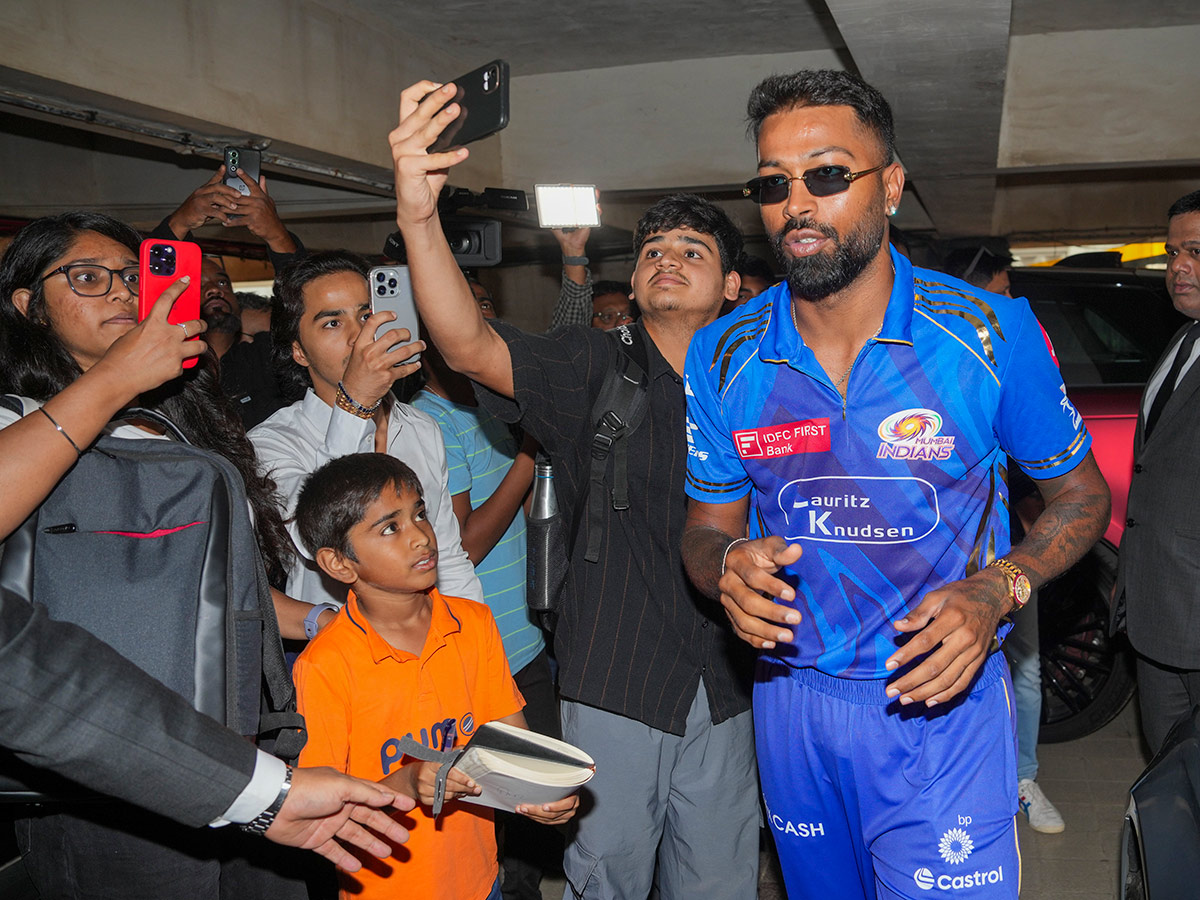 Captains photograph with trophy ahead of the Indian Premier League 202511