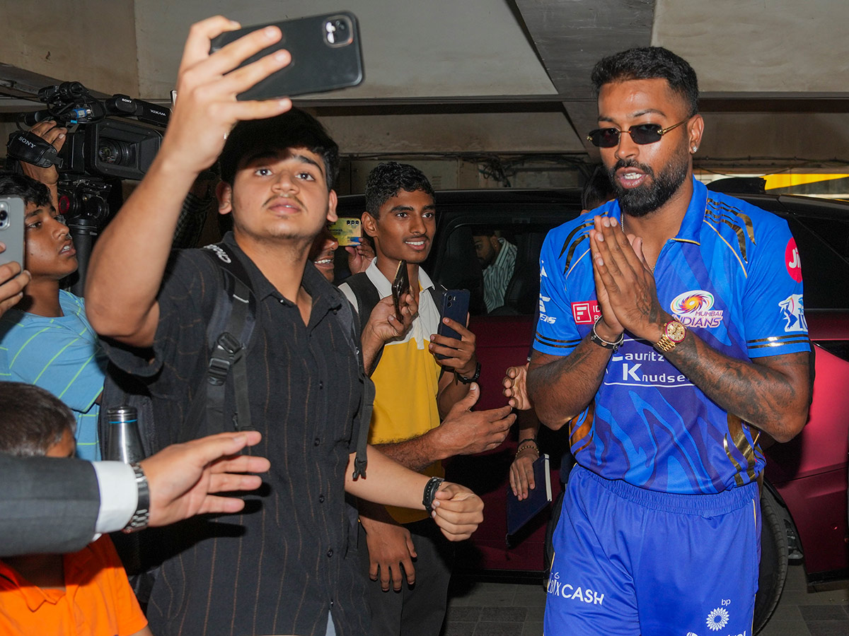 Captains photograph with trophy ahead of the Indian Premier League 202512