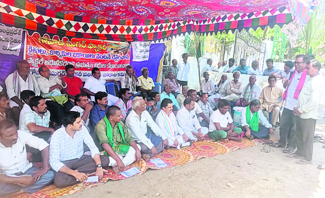 కదం తొక్కిన చెరకు రైతులు 1