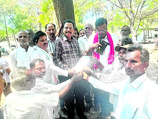 కదం తొక్కిన చెరకు రైతులు 2
