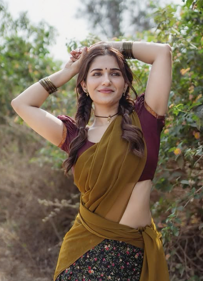 Ruhani Sharma simple and classic saree photos9