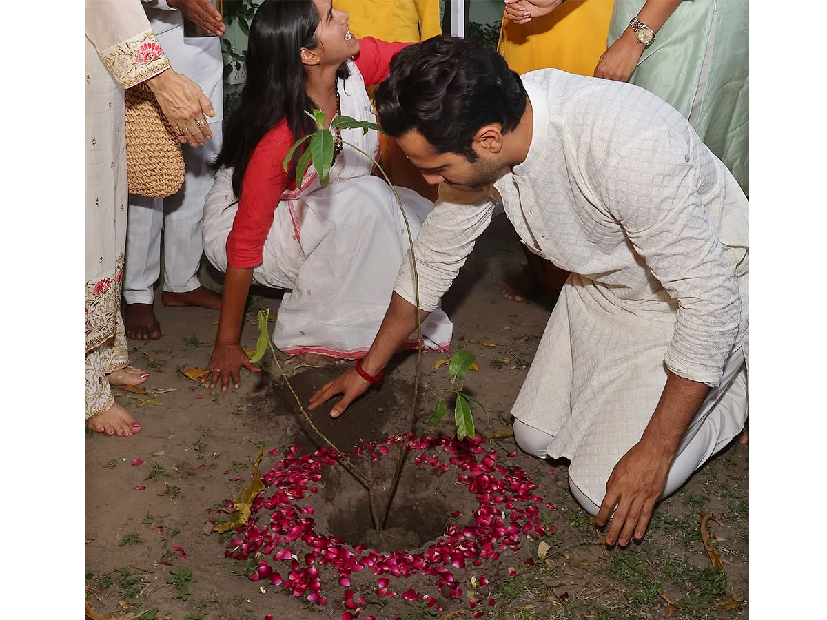 Varun Dhawan, Pooja Hegde perform Aarti in Rishikesh Photos7