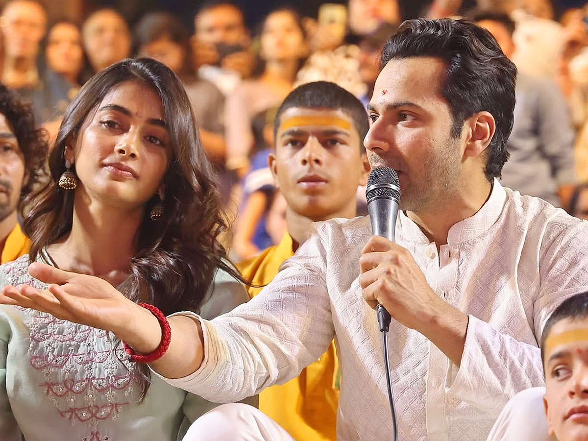 Varun Dhawan, Pooja Hegde perform Aarti in Rishikesh Photos6