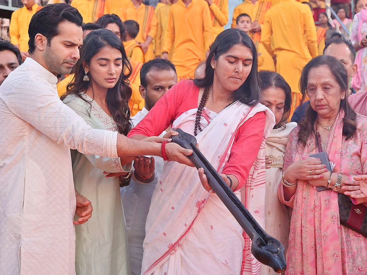 Varun Dhawan, Pooja Hegde perform Aarti in Rishikesh Photos8