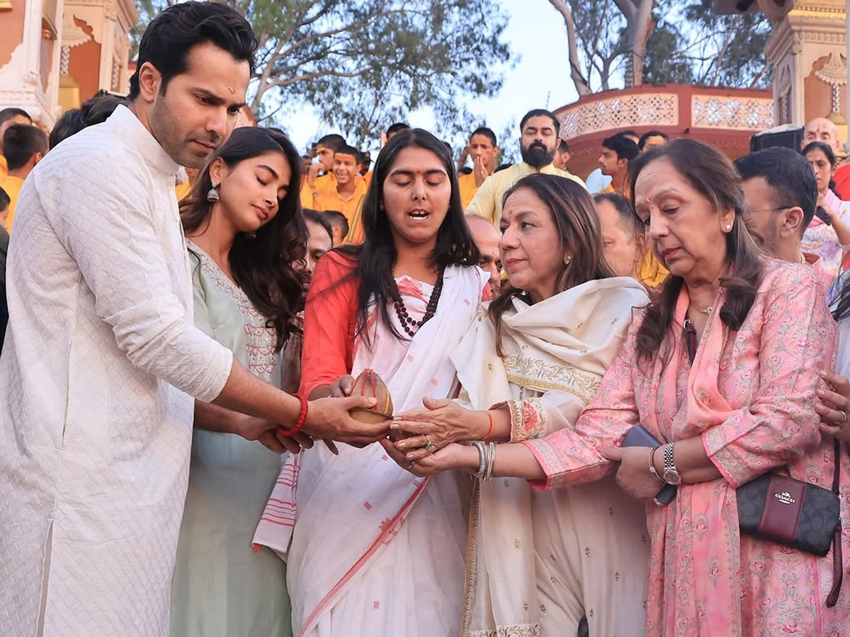 Varun Dhawan, Pooja Hegde perform Aarti in Rishikesh Photos9