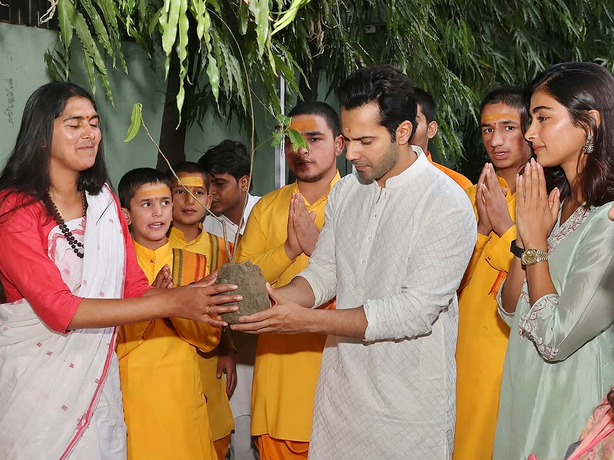 Varun Dhawan, Pooja Hegde perform Aarti in Rishikesh Photos3