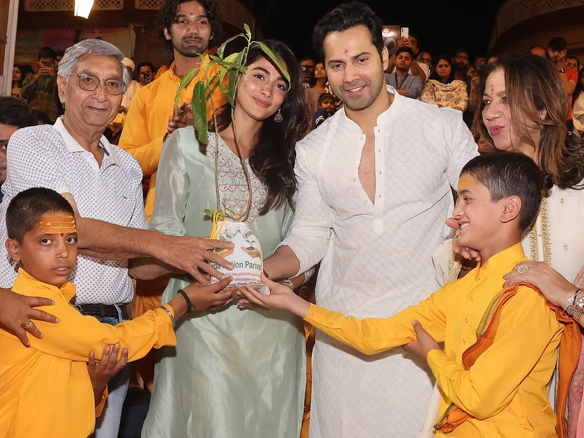 Varun Dhawan, Pooja Hegde perform Aarti in Rishikesh Photos4