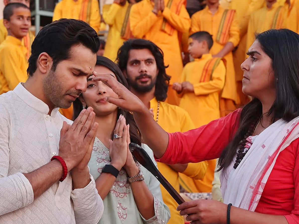 Varun Dhawan, Pooja Hegde perform Aarti in Rishikesh Photos11