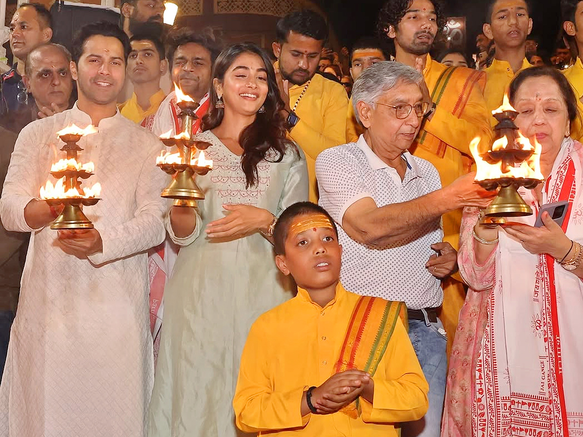 Varun Dhawan, Pooja Hegde perform Aarti in Rishikesh Photos5