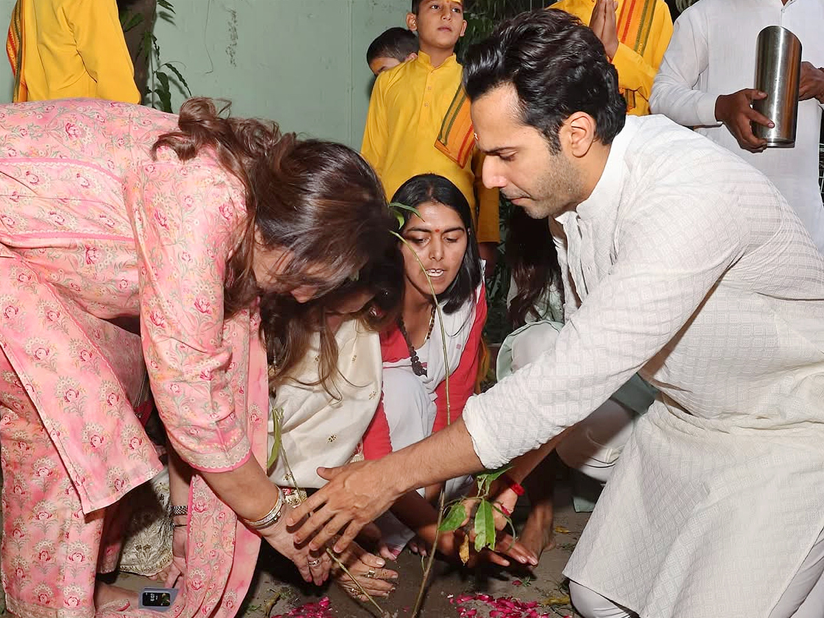 Varun Dhawan, Pooja Hegde perform Aarti in Rishikesh Photos12