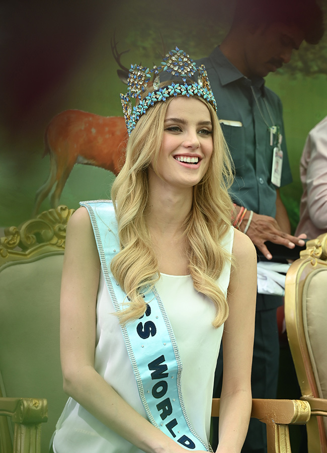 miss world kristyna pliskova in kbr park hyderabad8