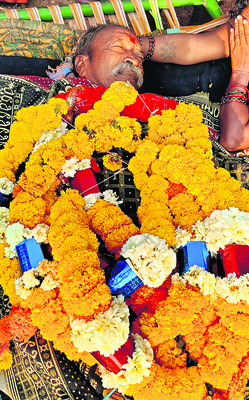 గోడ కూలి వ్యక్తి మృతి
1