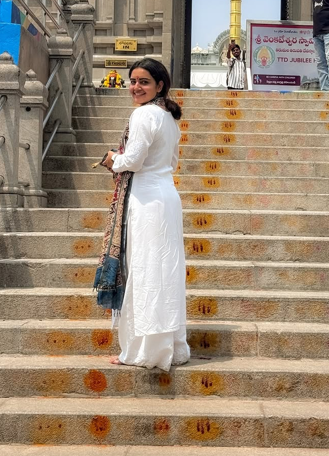 Soniya Singh Virupaksha actress buys a new car13