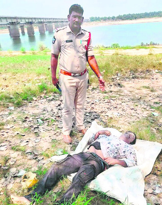 ప్రమాదవశాత్తు గోదావరిలో జారిపడి వ్యక్తి మృతి 1