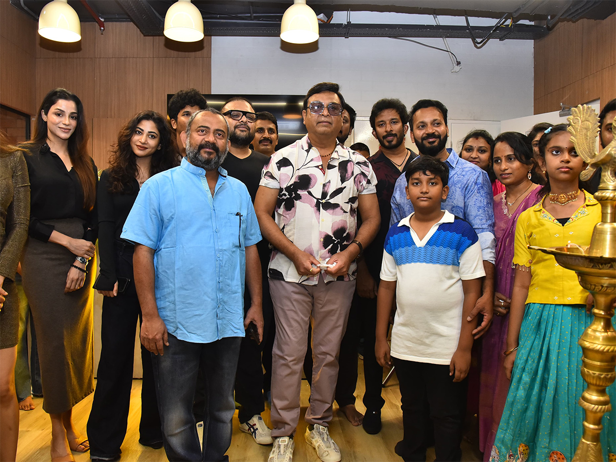 Actor Naresh Inaugurated Gold's Gym in Nanakramguda9