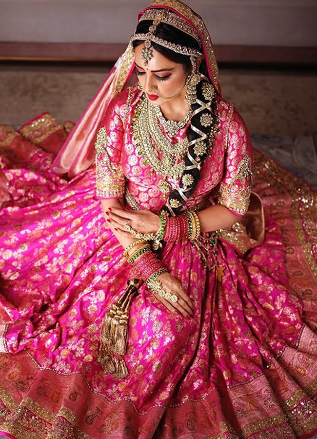 Legendary Rekha turns in a pink gold saree looks stunning4