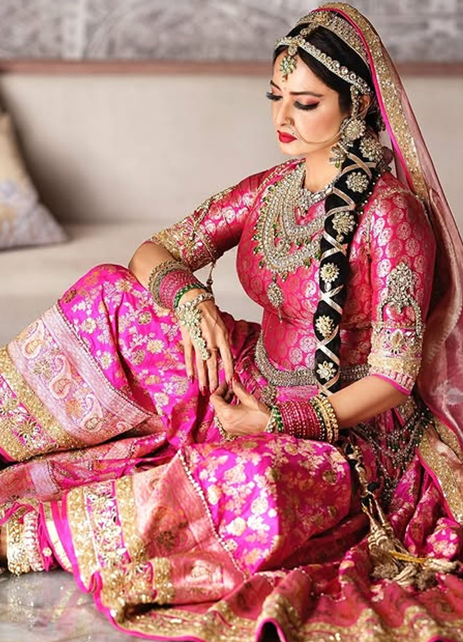Legendary Rekha turns in a pink gold saree looks stunning7
