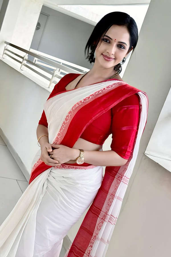 Television Beauty Jyothi Purvaj Green Saree Looks, Photos Goes Viral10